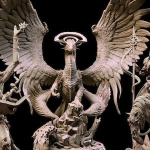 以下が含まれることがあります： 中央に光輪のある翼のあるドラゴン、両側に2体の人物が配置された詳細な彫刻。1人は杖と本を持ち、もう1人は馬に乗り杖を持っています。人物とドラゴンはニュートラルカラーです。