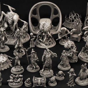 Puede incluir: Una colección de figuras de fantasía en miniatura grises, que incluyen monstruos, humanoides y elementos arquitectónicos. Las figuras varían en tamaño y diseño, con detalles intrincados. La colección está dispuesta sobre una superficie oscura.