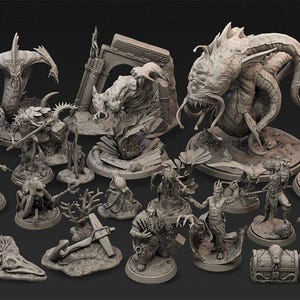 Puede incluir: Colección de miniaturas de fantasía grises, que incluyen monstruos, figuras y elementos arquitectónicos. El conjunto presenta varias criaturas con texturas y poses detalladas, junto con un cofre del tesoro y restos esqueléticos. Ideal para juegos de mesa.