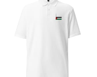 Op de afbeelding: Witte poloshirt met kraag en een knoopsluiting met drie knopen. Het shirt heeft een kleine geborduurde Palestijnse vlag op de linkerborst. De vlag is rood, wit, zwart en groen.
