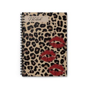 Quaderno a spirale con stampa leopardata e baci di rossetto rosso