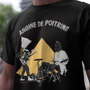 Puede incluir: Camiseta negra con el texto "ANGINE DE POITRINE" sobre un gráfico de una banda. Los miembros de la banda visten trajes de lunares y están frente a una pirámide amarilla.