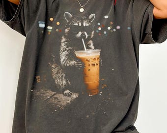 Camiseta Comfort Colors® de mapache tomando café helado, camiseta de mapache amante del café, camiseta gráfica unisex, camiseta divertida con meme de animales