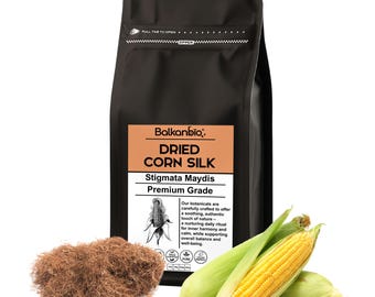 Könnte beinhalten: Ein schwarzer Standbeutel mit der Aufschrift Balkanbio Dried Corn Silk Stigmata Maydis Premium Grade, der eine botanische Illustration eines Maiskolbens zeigt. Neben dem Beutel liegen braune getrocknete Maisfäden und zwei frische Maiskolben.