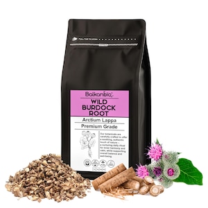 Könnte beinhalten: Ein schwarzer Beutel mit Balkanbio Wild Burdock Root, Arctium Lappa, Premium Grade. Der Beutel hat ein rosa Etikett mit Text und einer Zeichnung der Pflanze. Das Bild zeigt auch einen Haufen gehackter Wurzeln, ganze Wurzeln und eine Distelblume.
