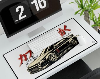 Puede incluir: Una alfombrilla de escritorio rectangular con fondo blanco y una ilustración negra de un coche deportivo de perfil. El diseño incluye caracteres japoneses rojos y líneas de movimiento estilizadas. La alfombrilla tiene un borde negro y un logo.