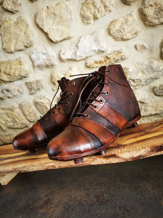 Crampons de foot ou de rugby en cuir vintage chaussures de foot