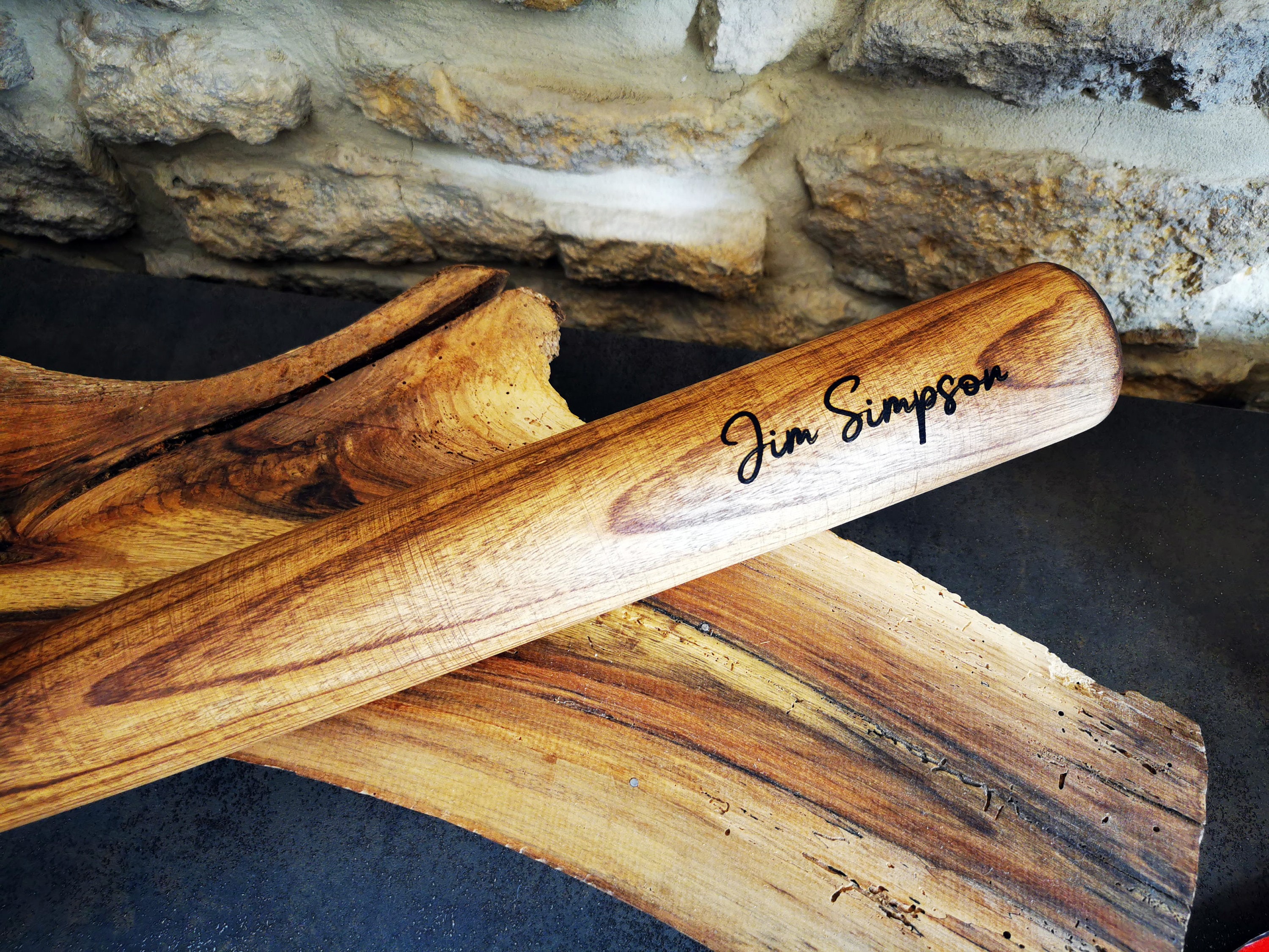Ancienne Balle De Baseball En Bois – Coutures Gravées – Objet Décoratif