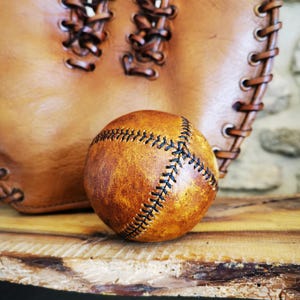 Vintage lemon peel honkbalbal in handgepatineerd leren collectorstuk