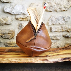TROUSSE De TOILETTE En CUIR En Forme De Ballon de Rugby – Zipée - Cadeau Parfait Pour Les Amateurs De Rugby, Disponible En Deux Tailles