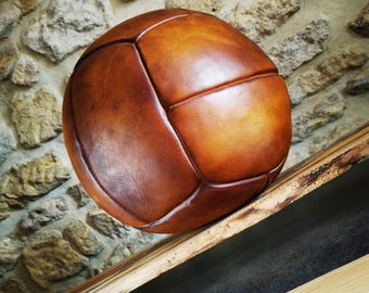 Wall Ball Vintage en cuir fait main – Ballon CrossFit décoratif, cadeau coach sportif, accessoire fitness rétro personnalisé