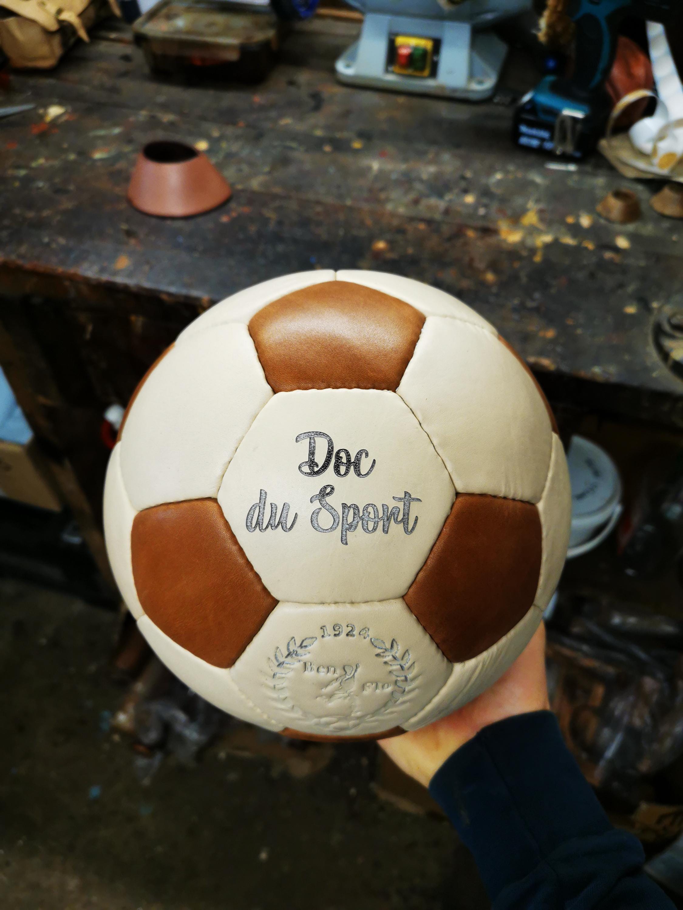 コンランショップ×SONNENLEDER football アンティーク 32 Panel Leather Soccer Ball – Premium Collector Football