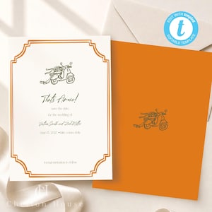 Può includere: Invito di nozze con un'illustrazione di scooter vintage. L'invito ha uno sfondo color crema con un bordo ornato e le parole "That's Amore!" in elegante scrittura. È inclusa una busta arancione. Il testo recita "save the date" e i dettagli del matrimonio.