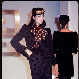 Givenchy höst/vinter 1983 modeset av Hubert de Givenchy prickig ulljacka + kjolkostym dokumenterad