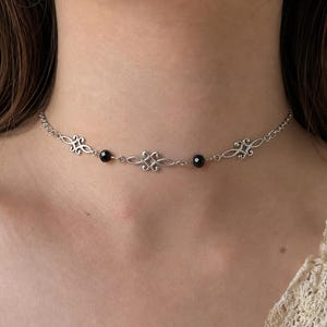 Gotiskt chokerhalsband, silverfiligranchoker, svart kristallhänge, vintage gotiska smycken, viktorianskt halsband