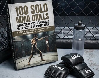 Może przedstawiać: Książka zatytułowana "100 Solo MMA Drills" z ilustracją zawodnika, w towarzystwie czarnych rękawic UFC i butelki z wodą. Książka obiecuje 30-dniowe wyzwanie treningowe w domu bez partnera i sprzętu.