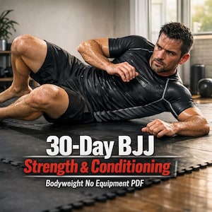 以下が含まれることがあります： 黒いスポーツウェアを着た男性が黒いマットの上に横たわり、熱心に見つめています。画像には、白と赤で「30-Day BJJ Strength & Conditioning Bodyweight No Equipment PDF」というテキストが表示されています。