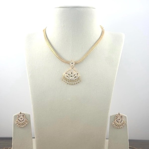 Collana con orecchini e ciondolo Impon Attigai in oro antico da sposa dell'India meridionale
