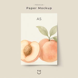 Könnte beinhalten: A5-Papier-Mockup mit einer Aquarellillustration von Pfirsichen. Ein Pfirsich ist aufgeschnitten und zeigt den Kern. Das Bild enthält den Text "Paper Mockup" und "A5". Die Pfirsiche sind hellorange mit grünen Blättern.