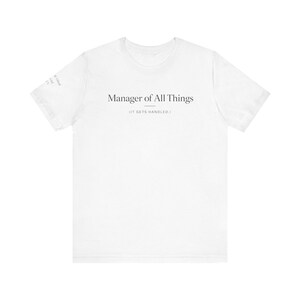 何でも屋のマネージャーTシャツ｜ミニマルなグラフィックTシャツ｜ママライフTシャツ｜介護者へのギフト｜ニュートラルな美的感覚のTシャツ｜毎日の必需品Tシャツ