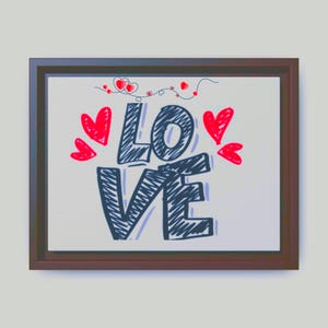 以下が含まれることがあります： 落書き風の濃い青色のフォントで「LOVE」という言葉が書かれた額入りのアートワーク。赤いハートとハート型のつるが白い背景を飾っています。フレームは濃い茶色です。