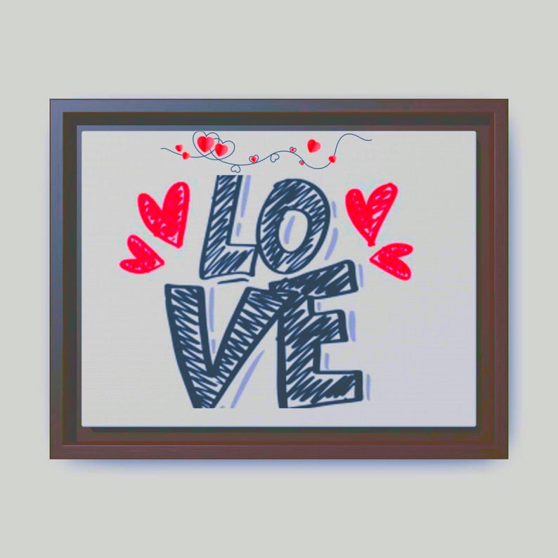 以下が含まれることがあります： 落書き風の濃い青色のフォントで「LOVE」という言葉が書かれた額入りのアートワーク。赤いハートとハート型のつるが白い背景を飾っています。フレームは濃い茶色です。