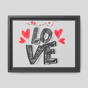 以下が含まれることがあります： 手描きのスタイルで「LOVE」という言葉が描かれた、額入りのキャンバスプリント。黒い文字は落書きのような質感で、赤いハートが散りばめられています。背景は白で、フレームは黒です。