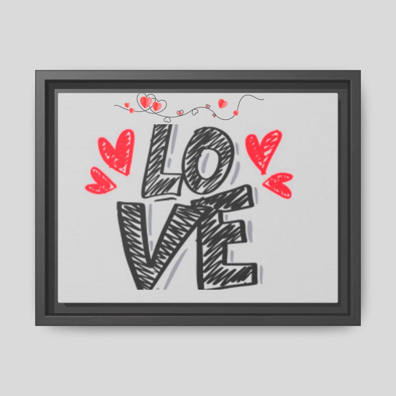 以下が含まれることがあります： 手描きのスタイルで「LOVE」という言葉が描かれた、額入りのキャンバスプリント。黒い文字は落書きのような質感で、赤いハートが散りばめられています。背景は白で、フレームは黒です。
