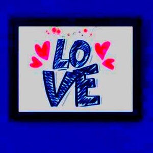 以下が含まれることがあります： 青い手書き文字で「LOVE」と書かれた額入りのアートワーク。ピンクのハートと赤い点が白い背景の周りに配置されています。黒いフレームが青い背景に映えます。