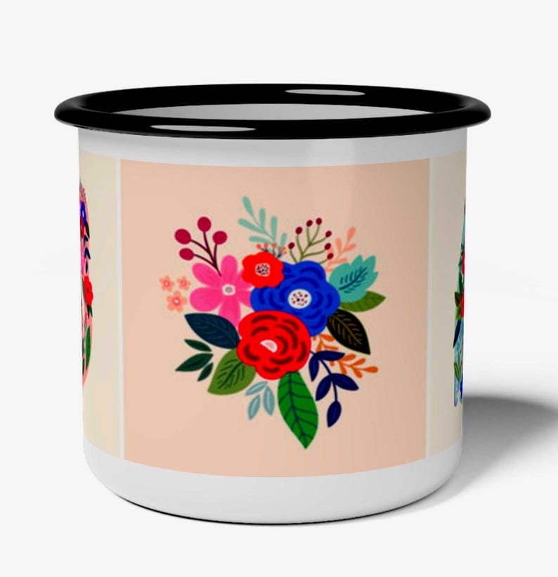 K&ouml;nnte beinhalten: Ein wei&szlig;er Emaillebecher mit schwarzem Rand und einem zentralen quadratischen Feld auf hellpfirsichfarbenem Hintergrund. Das Feld zeigt einen lebendigen Blumenstrau&szlig; mit roten, blauen und rosa Bl&uuml;ten, gr&uuml;nen Bl&auml;ttern und Beeren, wobei an den Seiten weitere florale Motive teilweise sichtbar sind.