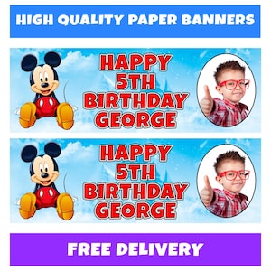Może przedstawiać: Dwa papierowe banery z niebieskim tłem nieba. Każdy baner zawiera Myszka Miki, tekst "HAPPY 5TH BIRTHDAY GEORGE" i chłopca z kciukiem w g&oacute;rę. G&oacute;rny baner głosi "HIGH QUALITY PAPER BANNERS".