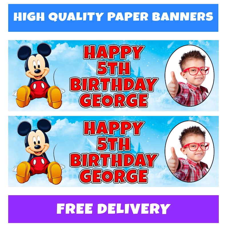 Może przedstawiać: Dwa papierowe banery z niebieskim tłem nieba. Każdy baner zawiera Myszka Miki, tekst "HAPPY 5TH BIRTHDAY GEORGE" i chłopca z kciukiem w g&oacute;rę. G&oacute;rny baner głosi "HIGH QUALITY PAPER BANNERS".