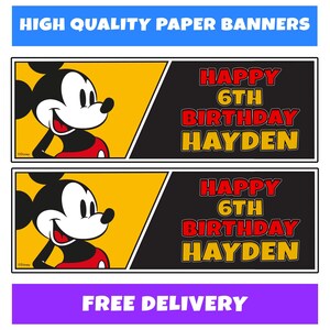 Może przedstawiać: Dwa papierowe banery z Myszka Miki na ż&oacute;łtym tle, z napisem "HAPPY 6TH BIRTHDAY HAYDEN" w kolorze czerwonym i ż&oacute;łtym. G&oacute;rny baner głosi "HIGH QUALITY PAPER BANNERS" w kolorze niebieskim, a dolny "FREE DELIVERY" w kolorze fioletowym.