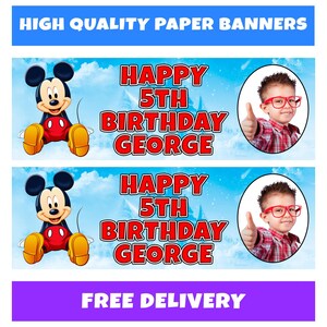 Może przedstawiać: Dwa papierowe banery z niebieskim tłem nieba. Każdy baner zawiera Myszka Miki, tekst "HAPPY 5TH BIRTHDAY GEORGE" i chłopca z kciukiem w g&oacute;rę. G&oacute;rny baner głosi "HIGH QUALITY PAPER BANNERS".