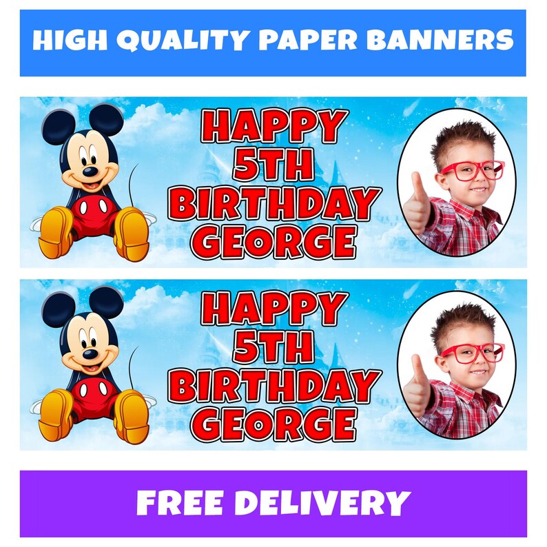 Może przedstawiać: Dwa papierowe banery z niebieskim tłem nieba. Każdy baner zawiera Myszka Miki, tekst "HAPPY 5TH BIRTHDAY GEORGE" i chłopca z kciukiem w g&oacute;rę. G&oacute;rny baner głosi "HIGH QUALITY PAPER BANNERS".