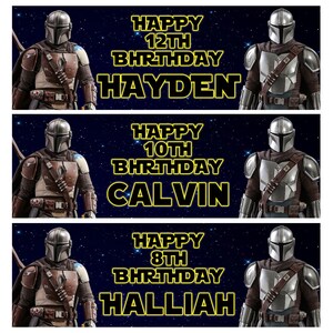 以下が含まれることがあります： マンダロリアンのキャラクターが登場する3つの誕生日バナー。各バナーには異なる名前と年齢があります。ヘイデンの12歳、カルビンの10歳、ハリヤの8歳の誕生日です。背景は星空です。
