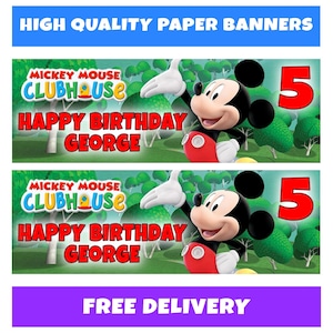 Puede incluir: Dos pancartas de papel con Mickey Mouse de Mickey Mouse Clubhouse. Las pancartas dicen "Feliz Cumplea&ntilde;os George" e incluyen el n&uacute;mero 5. Las pancartas est&aacute;n sobre un fondo verde con &aacute;rboles y el texto "Pancartas de papel de alta calidad".