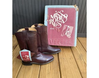 Stivali da cowboy western vintage anni '70 Acme Miss Rodeo USA NUOVI con scatola! Taglia 6.5, colore bordeaux, da donna.