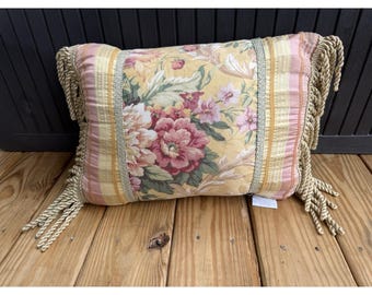 Cojín vintage Croscill amarillo con estampado floral, estilo pabellón 3676, con flecos de cordón.