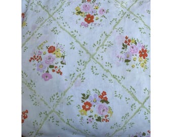 Juego de sábanas de muselina con estampado floral "Plantation Bouquet" de CANNON MONTICELLO, años 70.