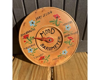 Barómetro de madera vintage, placa giratoria novedosa, estilo kitsch de arte popular de mediados de siglo.