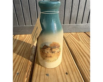 Ręcznie robiona ceramika Cumberland Stoneware w stylu vintage, butelka na mleko, scena stodoły