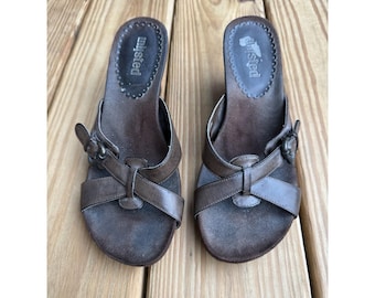 Vintage Y2K NIEZAREJESTROWANE sandały Kenneth Cole z klamrą na koturnach i sztuczną skórą 7,5