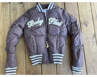 Chaqueta acolchada vintage Y2K para mujer, con logo bordado en marrón y dorado.