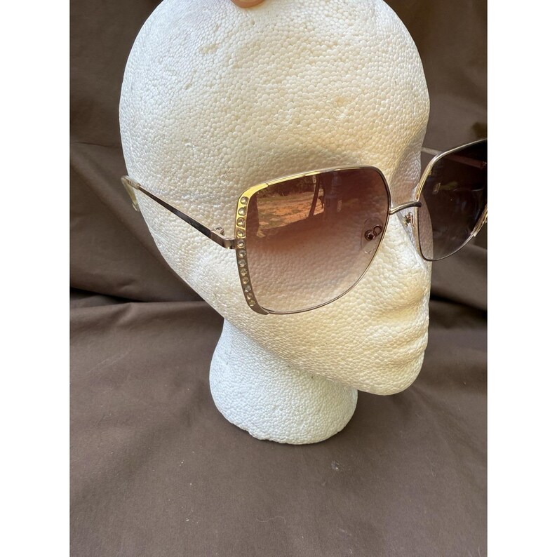 Gafas de sol vintage Foster Grant Y2K de gran tamaño con cristales cuadrados y diamantes de imitación dorados 0L0521 imagen 2