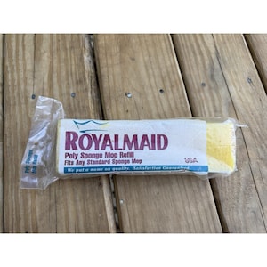 Puede incluir: Una taza de cerámica blanca con un asa negra y el texto "But First, Coffee" en negro, con una fuente de estilo manuscrito. La taza está sobre una superficie blanca.