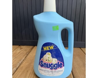 Suavizante de telas Snuggle vintage de los años 80, botella de plástico con diseño de oso de peluche, 3 cuartos de galón, Propuesta 90%.