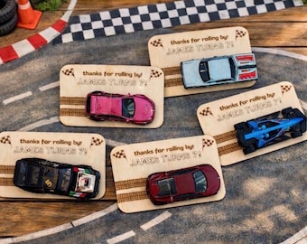 Recuerdos de fiesta personalizados con forma de coche de juguete / Recuerdos de coches de carreras de cartón grabados en madera