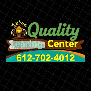 Könnte beinhalten: Logo des Quality Learning Center auf schwarzem Hintergrund. Das Logo zeigt die Wörter "Quality Learning Center" in Grün und Gelb, mit einer Baumhausgrafik und einer Telefonnummer.