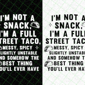 以下が含まれることがあります： 「I'M NOT A SNACK, I'M A FULL STREET TACO, MESSY, SPICY, SLIGHTLY UNSTABLE AND SOMEHOW THE BEST THING YOU'LL EVER HAVE」というテキストが書かれた白黒のグラフィックデザイン。タコスのイラストが含まれています。